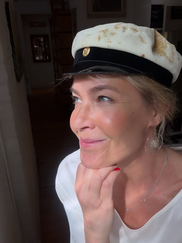 Eipä tiennyt ylioppilas Kanninen vuonna 1993 minne kaikkialle tie viekään💙 Lakista näkee että välillä on poikettu polulta🥳😅Mahtavaa vappua kaikille ja iloa viikonloppuun! by @ellakanninen