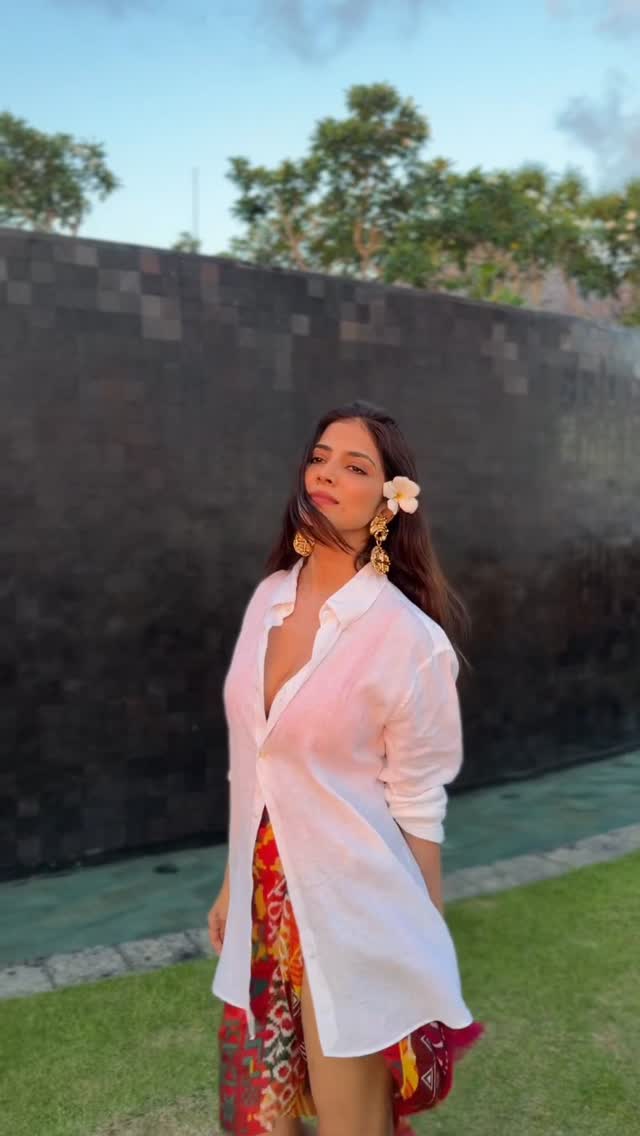 Let me give you a peek into my camera roll 🎥💫🌺 by @malavikamohanan_