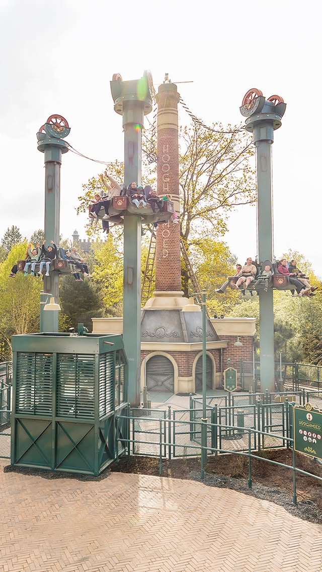 Achtung! Achtung! Alle kleinen Draufgänger, versammelt euch! 📣📣 Steigt in die neueste Attraktion Hooghmoed ein, erhebt euch in die Höhe, spürt die Spannung und macht euch bereit für den freien Fall... Seid ihr mutig genug? 💪 by @efteling_de
