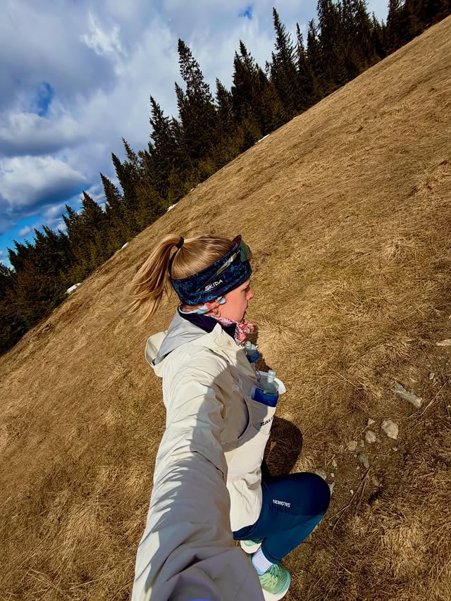 Rarely does a photo make the hill look steeper than it is. Roll with it (💪). About time to swap the ski trails for some more running action. Slowly but surely. Maybe warmer temps will follow. by @sophialaukli
