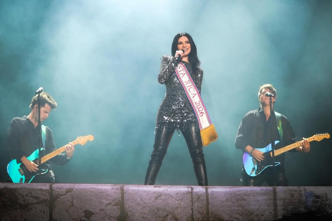 13.SAN JOSÈ 🇨🇷El Estadio Nacional se llenó de pura vida. Gracias, Costa Rica, ¡te adoramos! Entre escalofríos, rosas y risas, abrazos y coros, es imposible olvidar una noche así ❤️ Próximos conciertos en México: 2 de mayo – CDMX(invitados @ana_torroja y @achilleidol )5 de mayo – Guadalajara (invitada @lajosa) 7 de mayo – MonterreyPhotos @yourmotherknows, @stevenalfarophoto, @bermuvisuals