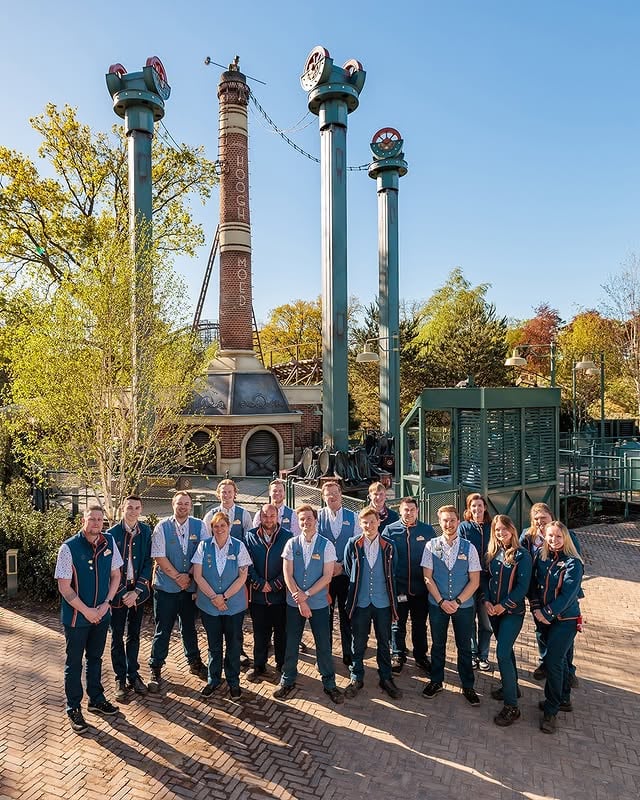 Es ist so weit – und wir sind so stolz! 🙌 Heute eröffnet die neueste Attraktion in Efteling: Hooghmoed! 🪜✨ In den letzten Monaten wurde hier richtig hart gearbeitet, damit kleine Draufgänger in luftiger Höhe als Schornsteinfeger loslegen können. Heute stehen wir hier bereit, um euch zum allerersten Einsatz zu begrüßen! 🧹 Bist du schon bereit?! by @efteling_de
