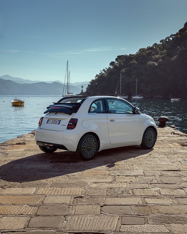 Meet the New 500 Hybrid Dolcevita Special Series, available exclusively in a Cabrio version. Blue capote, chromed details, iconic Pied-de-Poule seats and full LED headlamps, inspired by seaside escapes, timeless style and the carefree spirit. by @fiat