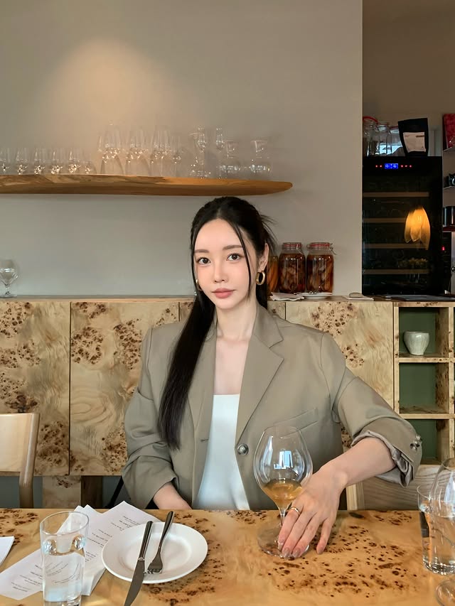 우드톤의 미감 좋은 양식집🪵분위기가 정말 취향저격...제철 재료를 사용해서 플레이팅 하나하나가알록달록 너무 예뻤다🥕🫜🫛(개인적으로 야채는 눈으로 볼 때가 맛있었다는 거… 허허)양고기는 무조건…🐑입에서 살살 녹고 잡내 없이 부드러워서 너무 맛있었어요...센스 있는 케이크까지 완벽🤍#한남동맛집 #아그네 by @_yoonjoo_