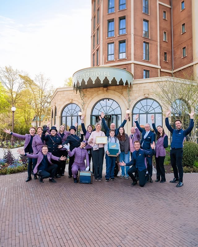 100.000!!! 🤩 Das Efteling Grand Hotel hat seit der Eröffnung im letzten Jahr den 100.000. Gast empfangen … und das haben wir natürlich nicht einfach so vorbeiziehen lassen! 🏨✨ Dieser Gast wurde bei der Ankunft mit einer Überraschung gefeiert. Wer lässt ein ❤️ da für diesen Meilenstein? by @efteling_de
