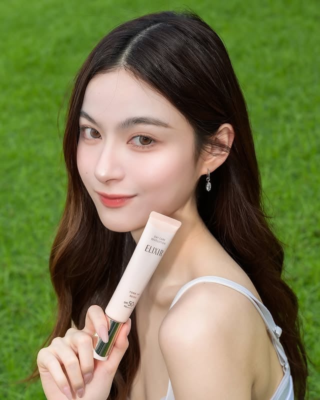 One step closer to your best skin✨ เห็นฟินิชโกลว์สวยสุขภาพดีแบบนี้ ELIXIR Tone Up Beige SPF50+ PA++++ คือตัวช่วยที่พรีมขาดไม่ได้เลย ทั้งช่วยกันแดด โทนอัพผิวให้โกลว์ใส และบำรุงผิวให้เนียนนุ่มในสเต็ปเดียว 🫧🌟 ใครที่มองหากันแดดดี ๆ พรีมแนะนำตัวนี้เลย🤍#ELIXIR #ELIXIRThailand #ELIXIRToneUpBeige #กันแดดโทนอัพบูสคอลลาเจน #PEARLglowSkin by @primiily