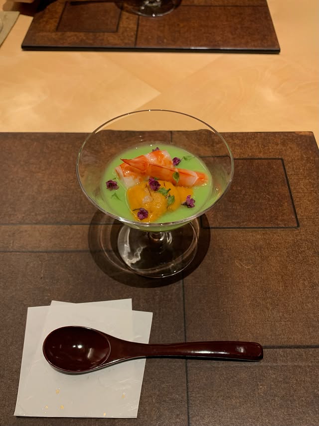 후쿠오카 리츠칼튼 호텔에 있는 ’Genjyu‘🥢인생 첫 가이세키! 야경 보면서 식사하니까 더 행복했던 시간.재료도 신선하고 플레이팅도 예뻐서 먹는내내 기분이 좋았다...🖤요즘은 논알콜에 빠져 있는데 맛있는 음식이랑 같이 먹으니까 굳이 알코올이 없어도 충분히 좋더라는...은근 이 매력에 중독되는 중🥂✨#후쿠오카맛집 #일본여행 by @_yoonjoo_