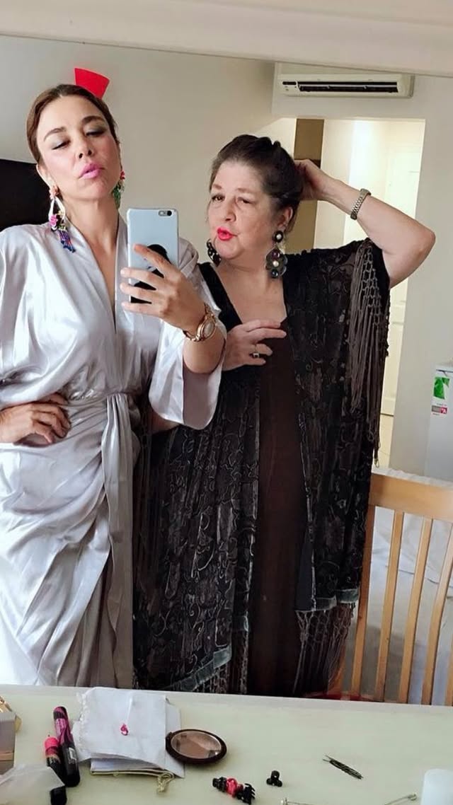 Annem burda olsun, bana bi’şey olmaz❣️Herkesin anası kendine kıymetli, benimkisi de bana hazine, şükürler olsun varlığına…Tanıdığım, tanıdığı tüm canlılara annelik eden yüce gönüllü @gunselibozogluu anneler günün kutlu olsun, mutlu olsun♥️🥰🙏🏻Çok şanslıyım annem olduğun için çoook, hamdolsun 🪬🎉🌸💫 by @yesimcerenbozogluu