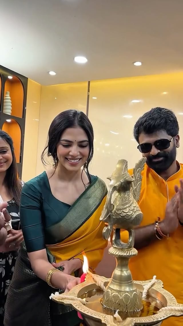 Vanakkam Chennai! ❤️This is Malavika Mohanan, and I’m truly excited to have launched the brand-new Kolors Healthcare 2.0 center at Anna Nagar, Chennai! ✨From the moment I arrived, the energy was incredible — vibrant celebrations, smiling faces, powerful drum beats, and so much love from everyone who joined us. It was such a memorable experience to be part of this special milestone.The new Kolors Healthcare center looks absolutely stunning — modern, elegant, and powered by advanced wellness and aesthetic technologies designed to help people feel more confident in themselves. With 20+ years of expertise and millions of transformations, Kolors continues to inspire people to begin their self-care and wellness journeys with trust and confidence.So happy to inaugurate this beautiful new space in Chennai. Here’s to wellness, confidence, and becoming the best version of yourself! 💫 📞 Call us: +91 90144 96666#KolorsHealthcare #KolorsAnnaNagar #MalavikaMohanan #Chennai #fifthmedia by @malavikamohanan_