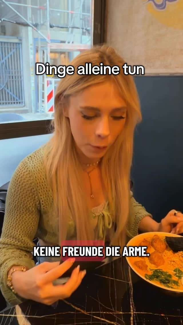 Geht ihr alleine Essen? Was traut ihr euch noch nicht alleine zu machen? Mein nächstes Ziel ist eine Soloreise #streamerin #allein #restaurant by @milschbaum