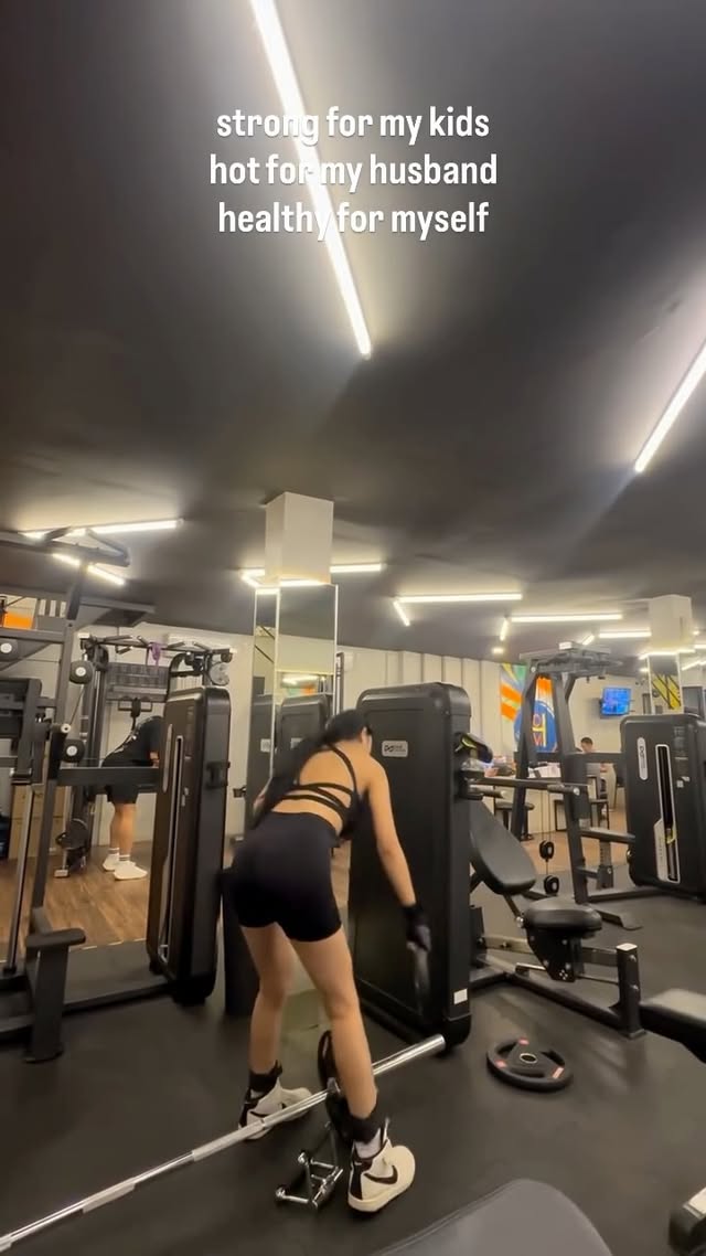 alhamdulillah masyaallah thankyouw gym semerubah itu untuk body dan hidup ku🔥flexing dulu boleh ya hasil 5 tahun gk sia sia konsisten ngegym💪🏻 by @violentina.kaif