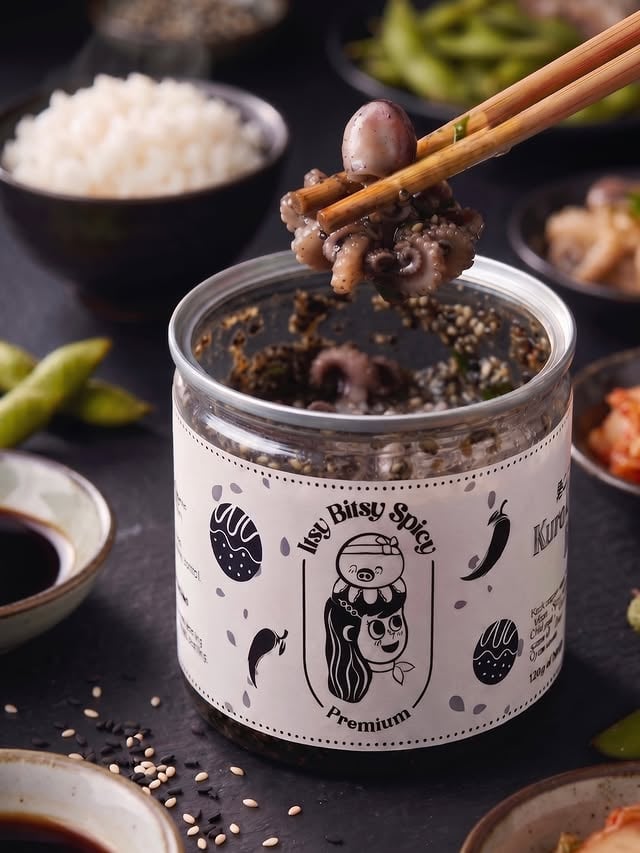 New arrival alert: Black Sesame Baby Octopus is officially here! 🐙🖤To make it even more special, we are launching with @melodyyap for this exclusive release. Experience the premium black sesame sauce paired perfectly with our tender baby octopus. 🥰✨#ItsyBitsySpicy #Seafood by @itsybitsyspicy