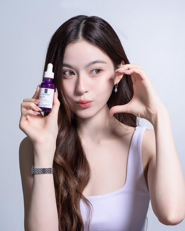 La Roche-Posay Mela B3 Serum serving bright skin 💜✨ เซรั่มขวดม่วงที่เสริฟผิวไบรท์ ลดทุกปัญหาจุดด่างดำให้พรีม เพราะเค้ามี Melasyl™ สารไบรท์เทนนิ่งที่ทรงพลังที่สุด ใช้ขวดนี้แบบต่อเนื่อง คือฝ้าแดด จุดด่างดำจางลงจริง พรีมอยากให้ทุกคนไปลองตามน้า#MelaB3สลายจุดด่างดำฝังลึกอย่างตรงจุด #LaRochePosayTH by @primiily
