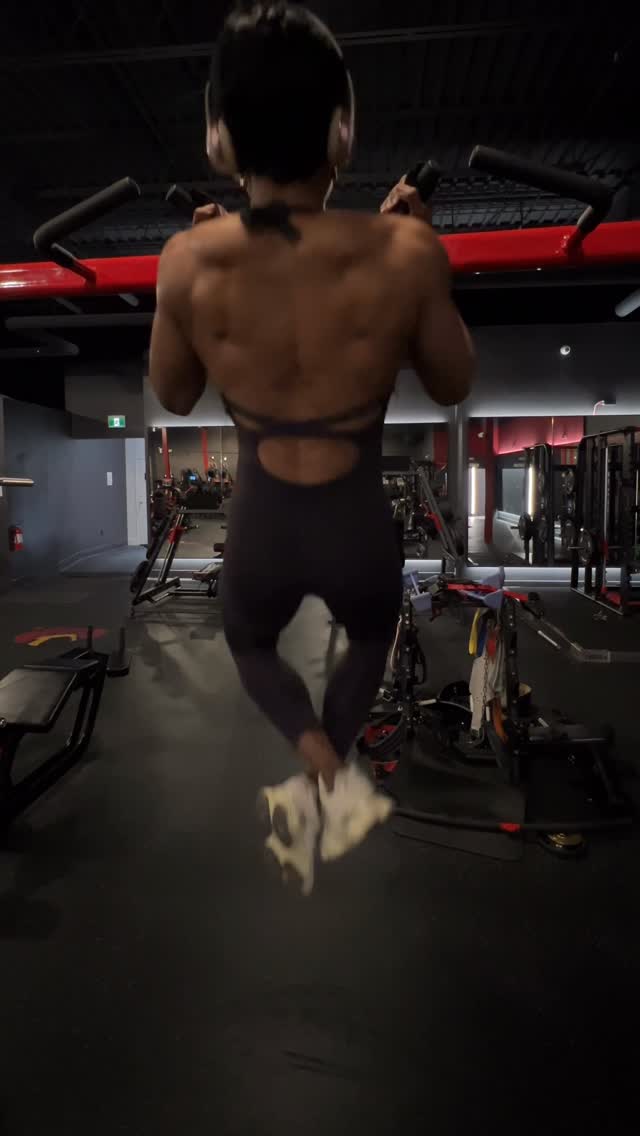 The end of my back workout I tried to get some close and wide grip pull-ups. I was so tired and I struggled to get the reps but at the end of my set this happened… 🫣No matter what type of day you’re having, still show up for yourself and fight for it… you never know who’s watching and being inspired and cheering for you from the sidelines. It may not be the prettiest reps but they’re the ones you’ll be most proud of. 💪🏾Love my @wufitness_gym family. 🥰🥹#gymlife #gains #fitness #strongwomen #toughtimesdontlasttoughpeopledo by @lionessfit_ness