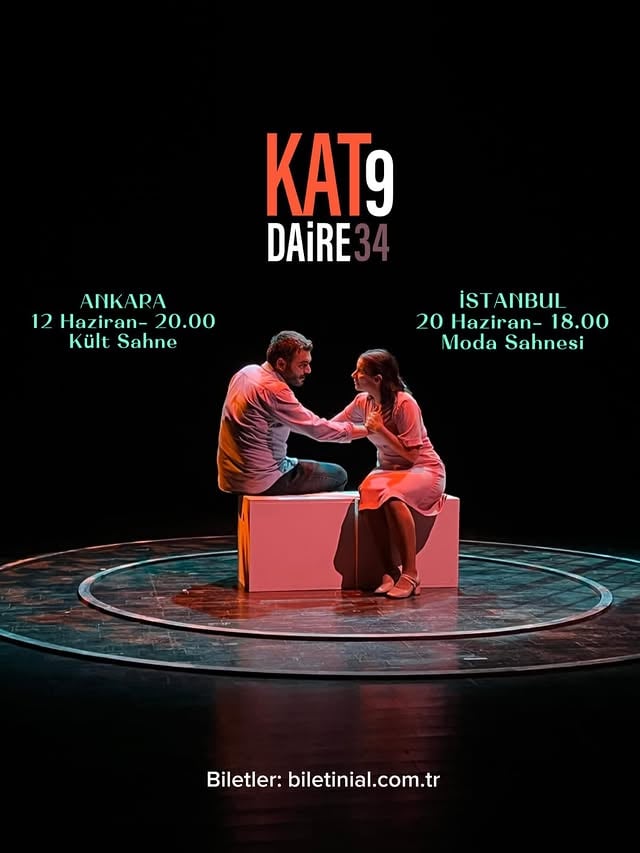 Kat:9 Daire:34 Haziran’da Ankara ve İstanbul’da!Sezonun Son Oyunlarını kaçırmayın. 🌳 Biletler @biletinial da. 🌳 “Biz kat kat apartmanlardan birinin bir penceresinden yansıyan ışıktık sadece. Bizim gibi aileler isimsiz… Bizim gibi aileleri tanımlamaya kimse gerek bile duymaz. Aynı metrekarenin içinde yukarı doğru dizilmiş, biraz demir biraz çimentoyla ayrılmış, birbirinden habersiz insanlar…Gece vakti gelir, ışıklar söner, televizyon kapanır. Şimdi uyku vakti…Ama…Bir gün bir evin ışığı yanık kalır.O ailenin başına bir şey gelir.Kimse önemsemez.Herkes ‘ben değilim’ in sevincinde.Hâlbuki bir gün her ailenin başına bir şey gelir…” Yazan-Yöneten: Adil Şahin.Yardımcı Yönetmenler: Eda Nur Ertem, Yaren Çavdur, Berk KonaçoğluOyuncular: Beyza Ergezer Şahin, Adil Şahin, Bengü Atar (Ses), Berk Konaçoğlu (Ses)Dekor Tasarım: Gizem Kadirler/ Adil ŞahinIşık Tasarım: Murat ÇetinkayaKostüm Tasarım: Gizem KadirlerMüzik: Osman Naci Akıncı Fotoğraf: Nehar Balin UzunAfiş Tasarım: Zeliha Asel YağmurFotoğraf & Teaser: Furkan Koca, Zeliha Asel YağmurYapım: Baum Tiyatro by @adilsahinadil