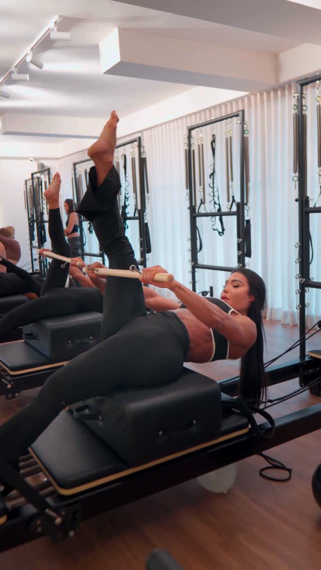 Um pouquinho da aula de pilates de ontem por aqui. É uma prática que exige bastante controle e concentração, e que faz toda a diferença para o corpo.Já faz pilates ou tem vontade de começar? @beyoung by @graoficial