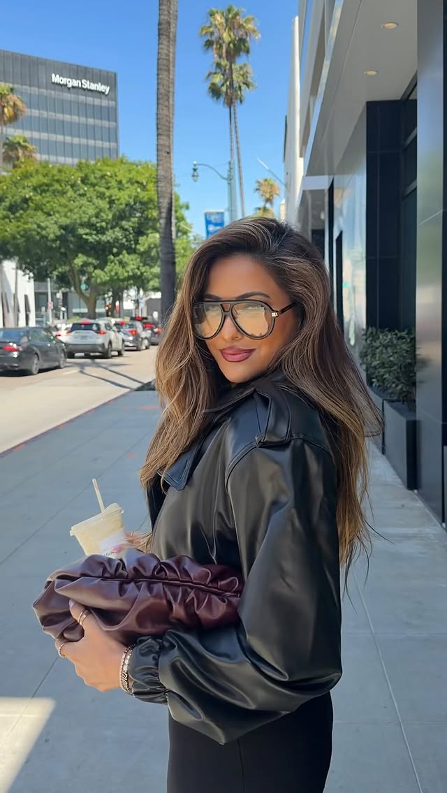 Today’s outfit look ✨ #ootd Love a good pair of sunnies that cover absolutely no sun lol • #style #fashionRate this #ootd from 1-10 by @linanoory
