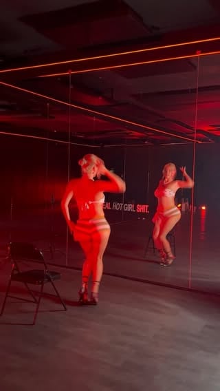 don’t sit unless you’re ready🍒👶🏼🪑 #music #dance #reels #elliye by @juasicko