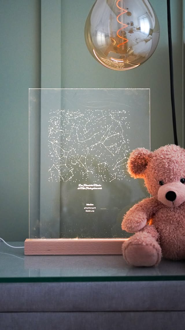 Kommentiere “Sternenkarte” für den Link zum Generator 💌 Diese Sternkarte ist wahrscheinlich eines der persönlichsten Geschenke, die man machen kann 🥹✨Werbung | Meine beste Freundin ist vor kurzem Mama geworden und ich wollte ihr etwas ganz Besonderes schenken. Also habe ich diese personalisierte Sternkarte gelasert, mit dem Sternenhimmel vom Geburtstag ihres Babys, dem Namen, Datum und Geburtsort.Bei @atomm_official findest du super viele Vorlagen und Templates für deinen Laser, die du in wenigen Klicks anpassen kannst. Du kannst Namen, Daten, Orte oder kleine Botschaften ganz einfach personalisieren und daraus wirklich besondere Geschenke machen.Gerade wenn man gerne kreativ ist, aber nicht stundenlang alles von Grund auf designen möchte, ist das echt genial. Und durch die riesige Auswahl an Dateien und Ideen findet man eigentlich für jeden Anlass etwas, egal ob Geburt, Hochzeit oder Geburtstag.Was würdest du auf so einer Sternkarte verewigen? 🌙#xTool #laserengraving #diytips by @judithjelena