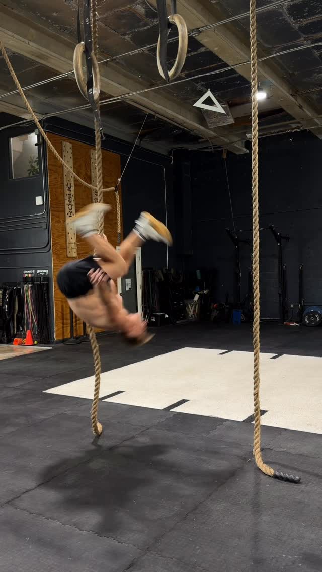 @mopopatullo and @arielleloewen think they’re soooooo cool with their little single arm rope flips… Well, they are! 🙃Added a little extra, since I’m way late to the party! 🥳 by @nohlsen