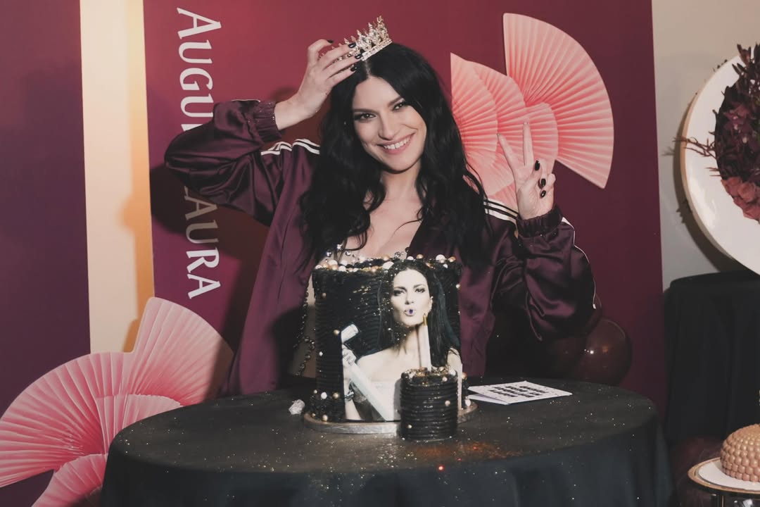 Grazie a tutti per i vostri auguri e il vostro affetto! 🤍 È stato un compleanno bellissimo #16maggioNext Concert in Orlando (FL) on Thursday 21 💎 by @laurapausini