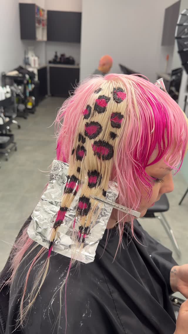 Spots Freehand Painting @assort.newyork #haircolor #leopardspots #hairtutorials by @myguiltycrown