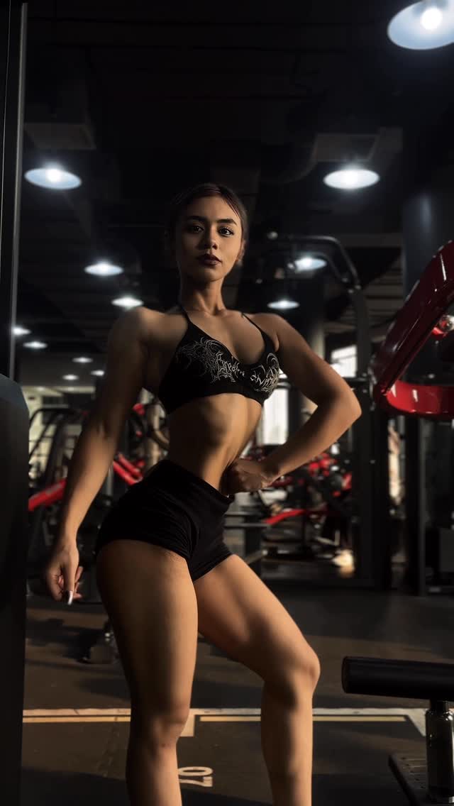H-62 sih, abis 2 days refeed and then sekarang kita udah balik gas fast paced sampe kering!!!---#gymmotivation #gymtok #gymgirl #bodybuilding #bikinicompetitor by @kitkatgains