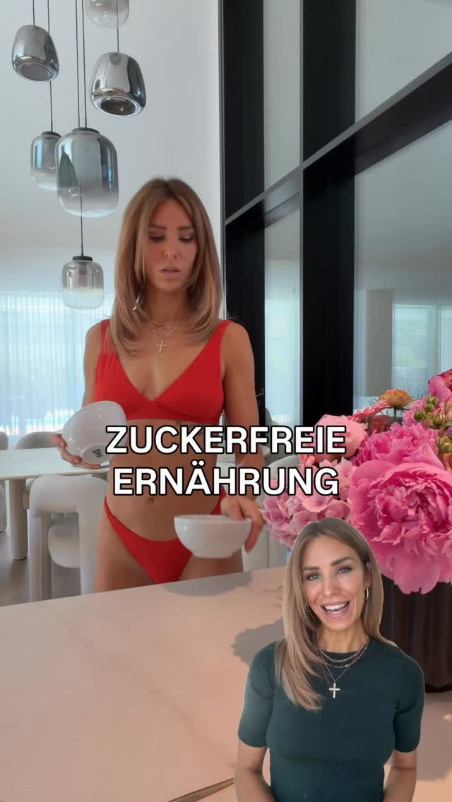 Zuckerfreie Ernährung - ich will es 21 Tage lang durchziehen. Bei den Kids mache ich es einfach bestmöglich auf ein Minimum reduziert. Sie sind schon seit über einer Woche dabei 😍Linsenbolognese mit Soja Spaghette, Fajitas, Porridge in allen Variationen, Spinatwähe, Riz Casimir, Vollkorn Cous Cous oder Quinoa Bowls, Burger Patties selbst gemacht, grillieren, Eis selbst machen - es ist gar nicht so schwer, wenn man ein bisschen kreativ ist 💚Porridge:Haferflocken in Hafermilch, als Toppings lieben sie vorallem die natürlich süssen Bananen in Kombi mit Blaubeeren oder ein paar wenigen Rosinen, Äpfel und Cashewmus sowie Kakaonibs (wie Schokostückchen) und Hanfsamen (Prouuuteinnn)Wollt ihr weitere Einblicke?#momlife #gesundeernährung by @anjazeidler