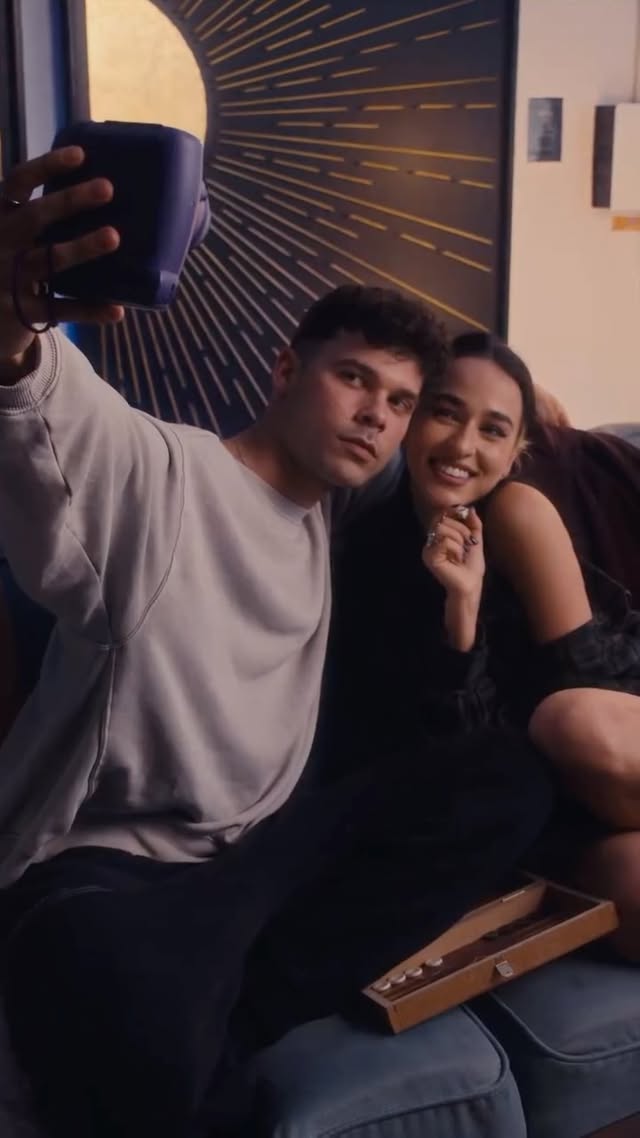 3. CASA NOASTRĂ ȘI VINUL. Cădem lent amândoi, dar vinul amorțește. De ce nu zic nimic, de ce nu observ că ceva nu e bine? Părea că e bine, fiindcă era cu tine. Nu mi-a spus nimeni că iubirea scoate cei mai mari monștri de sub pat. by @holymolly.guacamolly