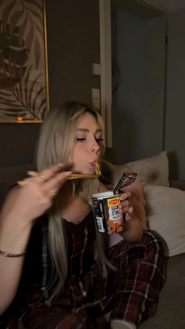 Anzeige | Mitten in der Nacht hat mich der Heißhunger gepackt und glaubt mir Leute: wenn ihr die Saucy Noodles von Maggi probiert habt, werdet ihr davon träumen. Haltet bei eurem nächsten Einkauf auf jeden Fall die Augen offen! So saucy, so good!#⁠⁠maggi ⁠⁠#maggikochstudio ⁠⁠#maggisaucynoodle @maggikochstudio by @milschbaum