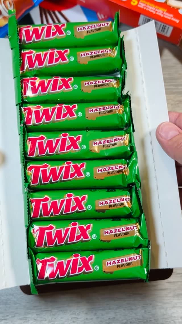Irresistible Twix Hazelnut Dubai Chocolate 💞✨#foodasmr #easy #homemade #twixchocolate #oddlysatisfying by @chocomusexx