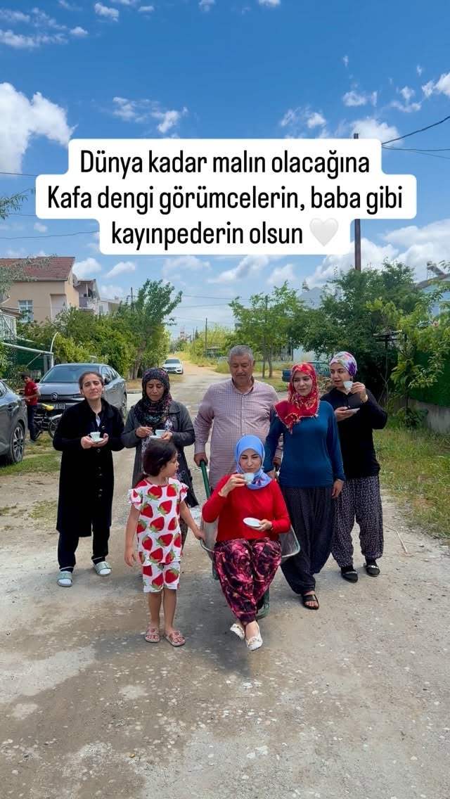 Kayınpeder direksiyonda, görümceler yol tarifi uzmanı 😄🚗Ben de arada ‘biz nereye gidiyoruz’ modundayım 😅Aileyle yolculuk = plan yok ama eğlence full 💕 biz çekerken çok eğlendik sizler nasıl buldunuz#aile #family #keşfetteyiz #komik by @6kiz_1anne