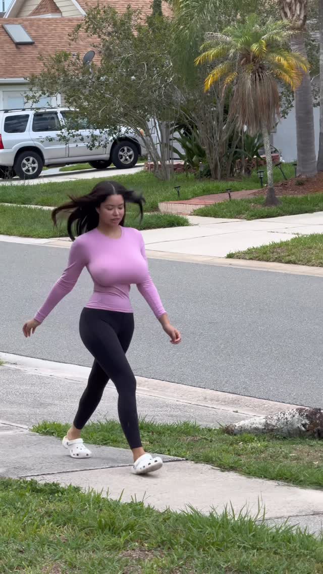 Hi neighborr 👋🤭 by @bellabazookaa