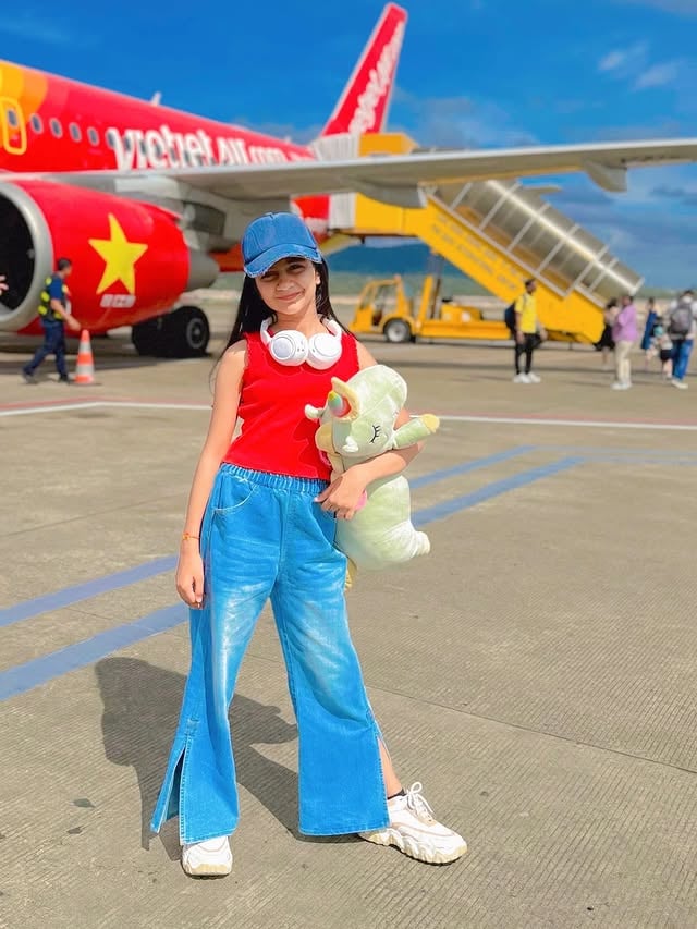 #collabration with @firstcryindia ♥️Princy is all set to glam it up with her cutest accessory picks from @firstcryindiaFromevery accessory addsextra fun and charm to her look!Her absolute favorite has to be the bucket hat because she loves how cute and comfy it feels while playing outdoors# Perfect for sunnydays, vacations, and tiny fashion moments!If you also love dressing up your little ones with trendy accessories, do check out FirstCry.com and use my code for exciting offers & discounts#GlamitupKiddo #FirstcryAccessories26 #FussNowAtFirstcry firstcrylndia firstcry(Photo , vacation, vieatnam , explore, flight , outfit) by @princy.prajapatii