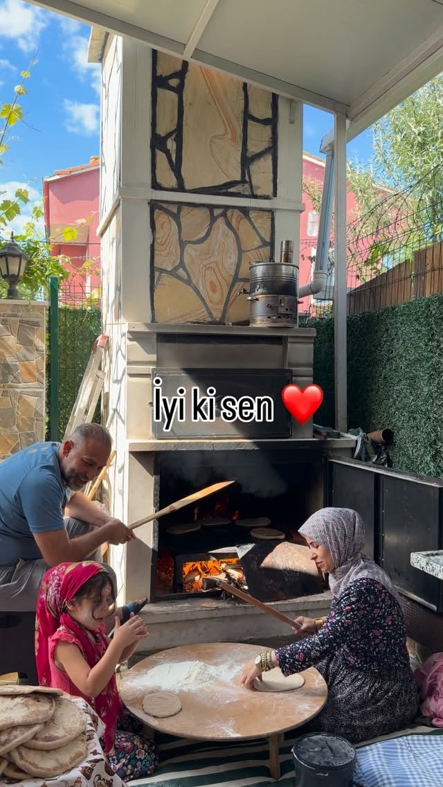 Bazı sevgiler gösterişli değildir;ama aynı sofrada, aynı emekte, aynı duada ömür olur… 🕊️#keşfetteyiz #aile #Instagram#köy by @6kiz_1anne