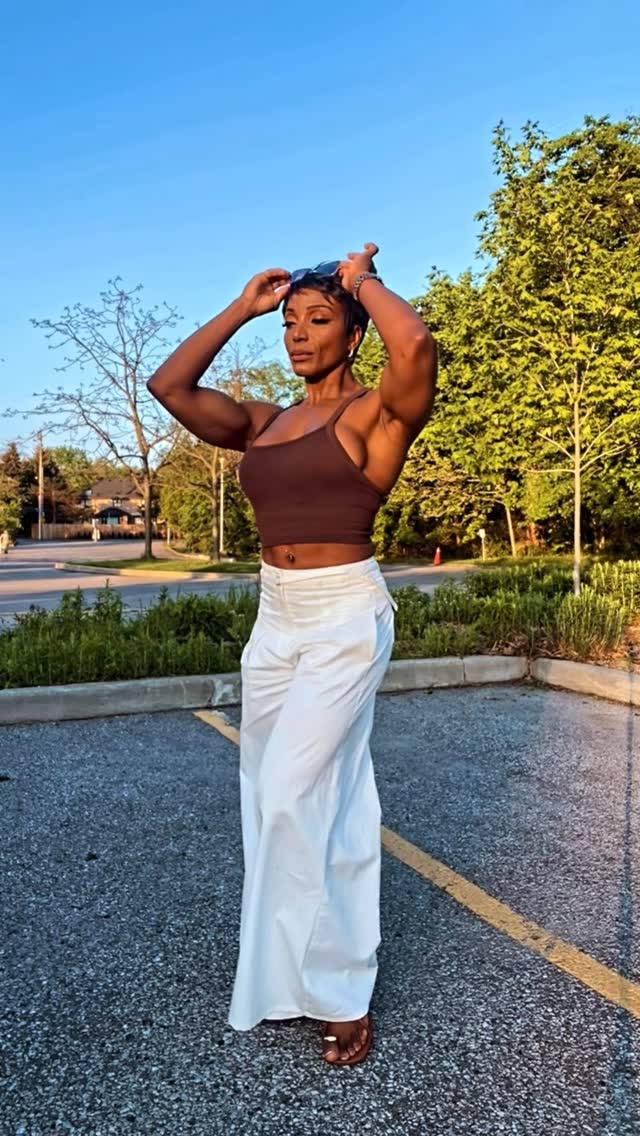 Some women shrink with age.Some women step into their power.Strength isn’t masculine.Discipline isn’t punishment.And femininity doesn’t disappear with age.This is what taking care of yourself looks like. THIS is what aging gracefully looks like. #strong #muscles #fitness #fitover50 #inspiration by @lionessfit_ness