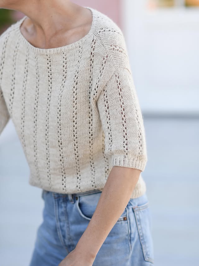 Shore Tee knitted in Trio 2 held together with Alpaca 1 from Isager 🤍I absolutely love this fiber combination — Trio 2 feels light and breathable on warmer days, while the delicate Alpaca 1 adds just the right amount of softness and body to the garment. A perfect balance for effortless summer knitting.#anneventzel #shoretee #summerknits #knittinginspiration #handknitwear by @anneventzel