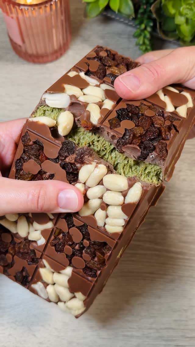 Your loved dried fruit and nut dubai chocolate 🤤 #peanutchocolate#dubaichocolate #foodasmr #satisfying #howto by @chocomusexx