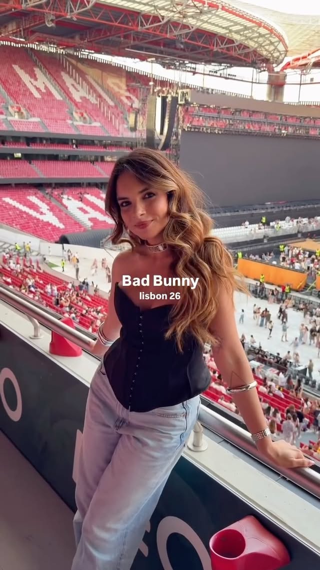 Bad Bunny, te queremos 💕🐰#MEO #MEOCasitaEsTuCasita #BadBunny #DebíTirarMásFotos #BadBunnyLisboa by @mafalda.sampaio