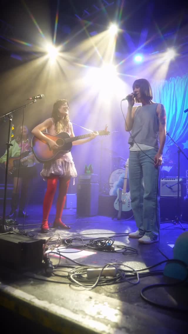 Was für ein schöner Abend 🫶✨Manche Stimmen fühlen sich an wie eine sanfte Umarmung 🤍@goodoldoska war schon als toller Gast mit auf meiner Tour – und jetzt durfte ich letzten Freitag in der @arenawien bei ihrem Konzert einen Song mitsingen. Ich hab mir „Too Nobody“ gewünscht 🎶@sodlmusic war auch als Gast dort 🤍 Kurz mit ihr geplaudert – und schon verliebt 😅 So entzückend und eine wahnsinnig tolle junge Musikerin.Einfach ein toller Frauenabend 💪🫶🏻Eine großartige Band, herzliche Truppe, ich hab mich super wohl gefühlt!DANKE OSKA!🎥 @ines_imagination 😘 by @stuermerchristina