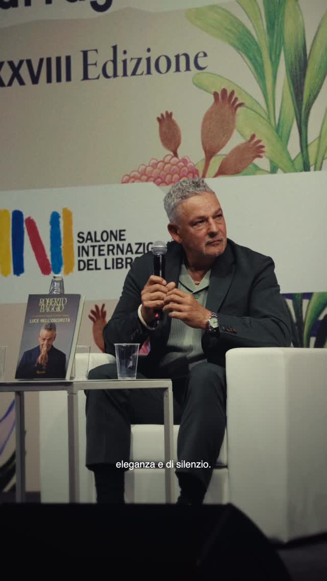 Al @salonelibro, @robybaggio_official presenta il suo libro “Luce nell’oscurità, scritto con Valentina Baggio @v_baggio e Matteo Marani, in dialogo con @marcomissirolimm. by @robertobaggio