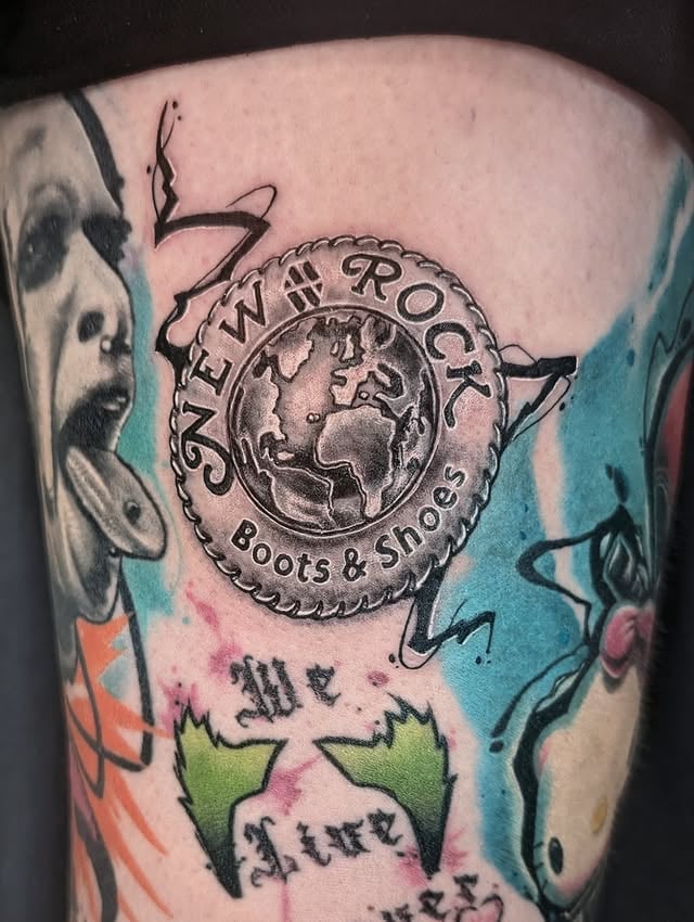 Auto-tattoo 👌 Cela fait des années que je voulais ce logo sur ma peau, enfin exhaussée ! 😍 Parce que cette marque de chaussures me suit depuis l' adolescence ( soit plus de 25 ans) ,que je les aime car elle accompagnent des styles alternatifs, qu'elles sont originales, confortables et qualitatives, qu'elle me ramène au look gothique et metal que j'affectionne tant,et puis qu'elles me donnent de la hauteur, 😁🤫#newrock #tattoo by @newrock