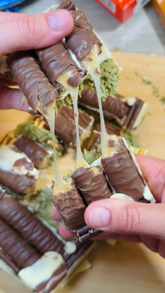 Irresistible Caramel pull and explosion of flavours🤤 #twixchocolate #dubaichocolate #foodasmr #satisfying #easy by @chocomusexx