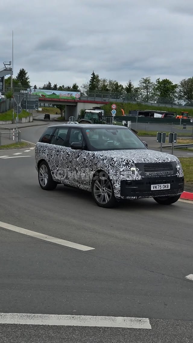 Range Rover prepares a mid-cycle refresh with exterior and interior updates! 

#rangerover #facelift #Erlkönig #nürburgring #carspy