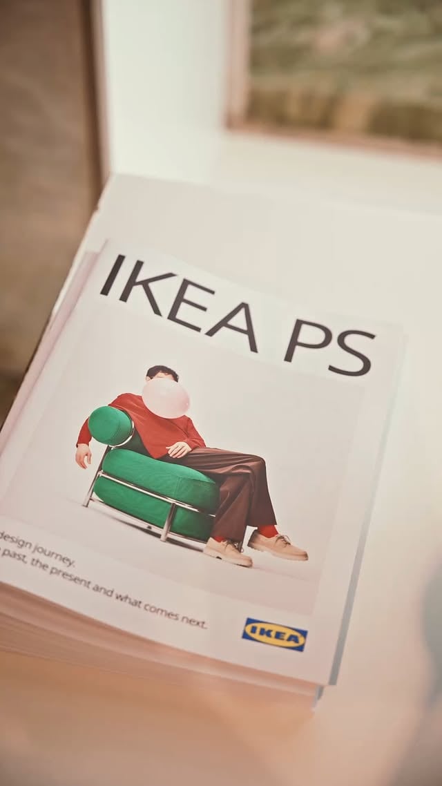 Primeiro conquistou a internet. Nos últimos dias entrou em muitas casas. E agora chega ao @mudemuseu numa exposição com entrada gratuita até 31 de maio. IKEA PS 2026: uma coleção que celebra a democratização do design e que muito nos orgulha. #IKEAPortugal #IKEAPS2026PS: Só podia ser IKEA. by @ikeaportugal