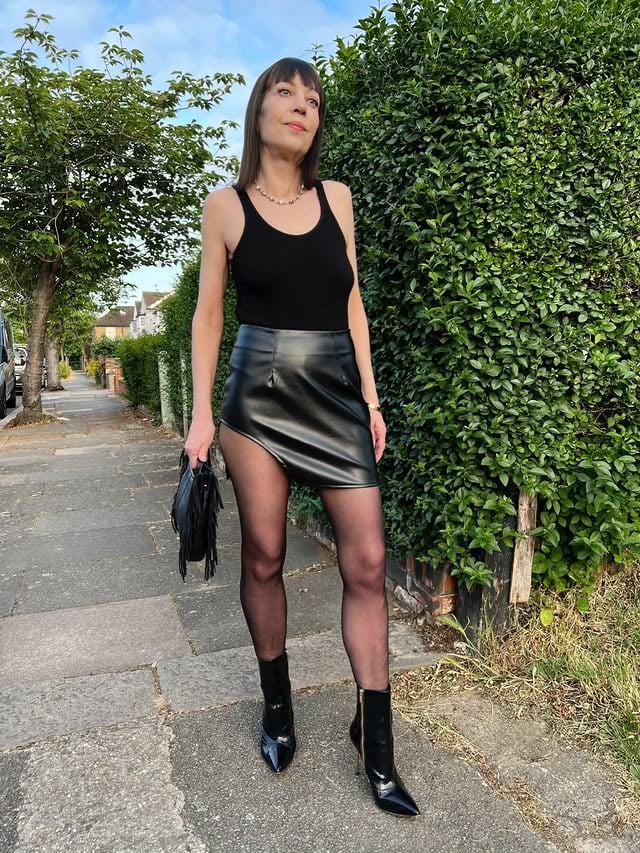 The extreme always seems to make an impression.Like this extreme high split skirt by @kaiiathelabel Have a safe and happy Wednesday lovely Instas.Don't forget to stay hydrated in the heat.Marie xoxo 💋😘♥️Outfit Skirt @kaiiathelabel Black bodysuit @remainbirgerchristensen Bag @majeparis