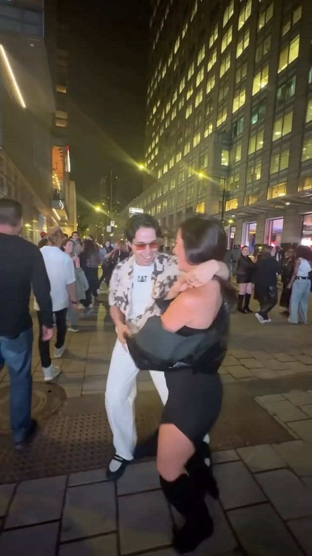 Ayer fuimos parte del concierto de Romeo Santos y Prince Royce en el tour Más tarde que nunca y nosotros ahí, viviendo la noche desde adentro y pidiendo pasitos bachateros✨.Nos bailamos las antiguas, las de siempre, las inoldivables, las que marcaron una época. Bailar es vida y una bachatita siempre es medicina para el alma. Gracias a todos los que se sumaron, bailaron y compartieron esta noche con nosotros❤️‍🔥Pd: al final del concierto me encontré con mi amigui y campeón mundial de bachata😳 @jhaimevega y también le robe unos pasitos 😏Bachateame mamiiiiii 🙂‍↔️#Bachata #Montreal #RomeoSantos #PrinceRoyce #MasTardeQueNunca by @yeyebaila