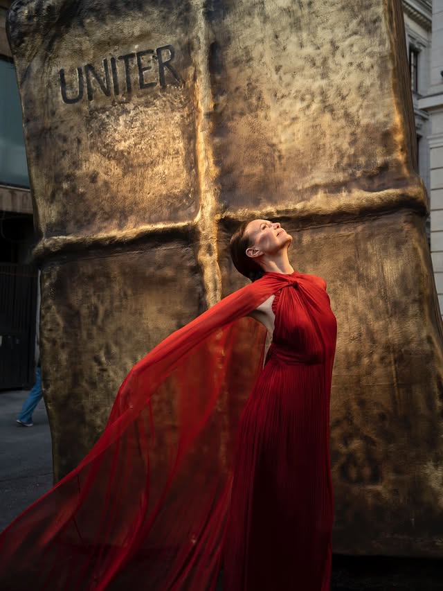 GALA UNITER 2026 @teatrul.odeon Mulțumesc pentru invitație @uniter.romania @the.razvanmazilu ❤️ #regia Mulțumesc @marialuciahohan24 ❤️@marialuciahohanofficial @marian.ciuca.315 💙@roxx_makeupartist #photocredit @cosmin.kleiner @andrei.gindac by @marialuciahohan24