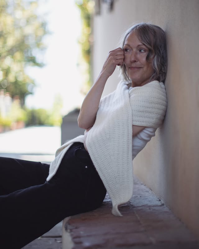 There’s something so lovely about a soft and cozy scarf — even on warm days.The Solange Scarf is knitted in Nobilis 2 held together with Cumulus from Garna.Available at www.anneventzel.com and on Ravelry.#knitting #solangescarf #scarfknitting #summerknits #anneventzel by @anneventzel