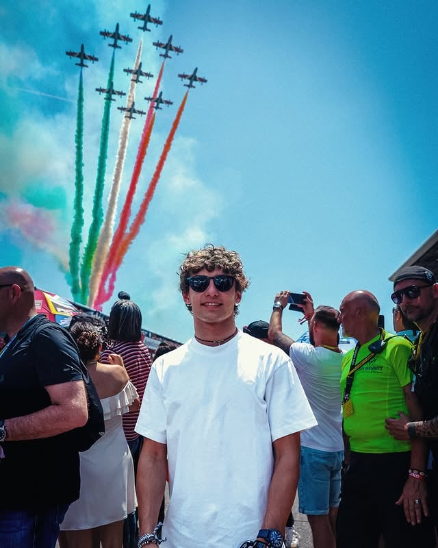 Giornata al Mugello con amici a vedere una gara pazzesca 🏁🇮🇹 Congratulazioni @marcobez72 per la vittoria!! 🏆 Grandi @pecco63 e @89jorgemartin , che gara!Grazie @motogp per l’invito e la giornata incredibile, ora testa a Monaco, è race week! 🇲🇨” by @kimi.antonelli